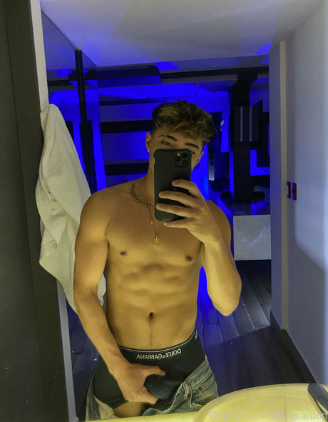 aedanvip naked model photo