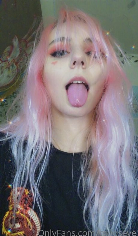 mooseve model pornographic images