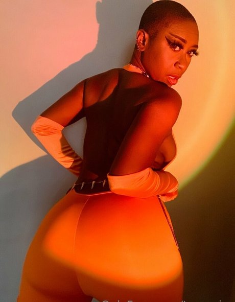 tae noire model beautiful img