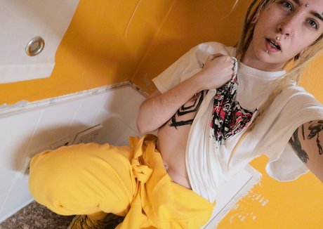 welcometothesewer model naked picture