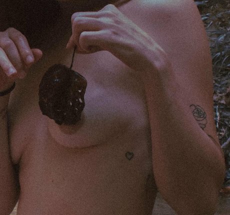 thisominouslife star erotic galleries