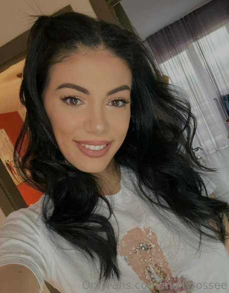 mollyrossee model top img