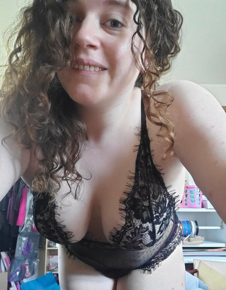 prettylittlecurls pornographic model picture