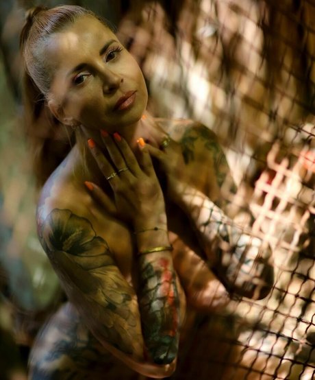 MayasWorld model top photo