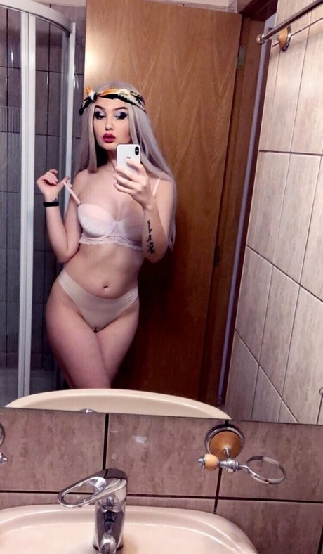 lauramarcuweb free erotic model gallery