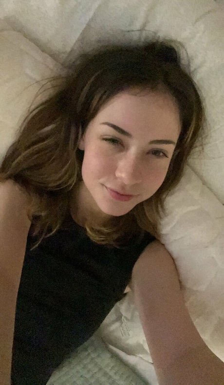 Kelsey Grzybowski hd actress pics