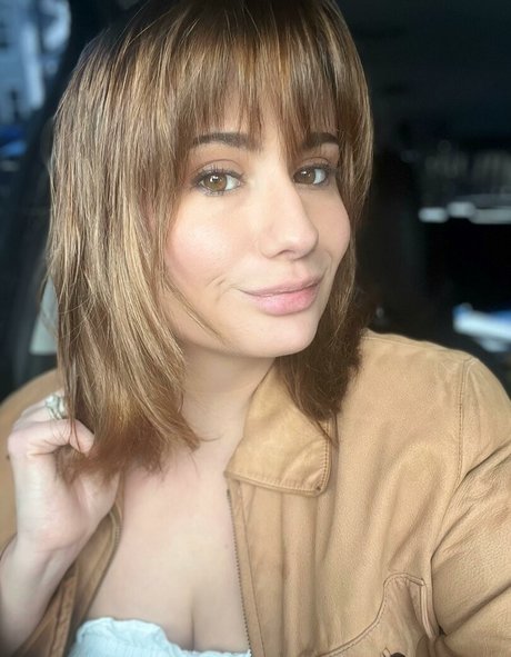 LillyBehave art model pic