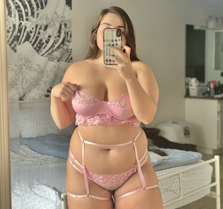 Sara Hart exclusive star img