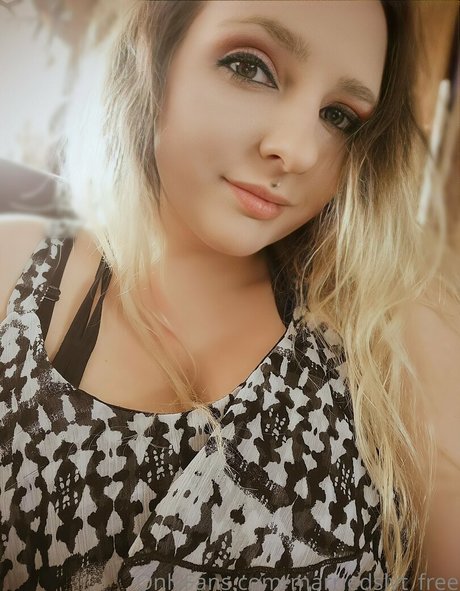 marriedslvtfree model erotic image