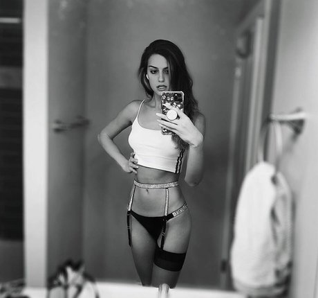 SophieSommers erotic model photo