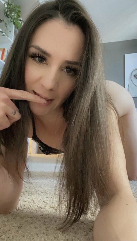 The Naughty Peach naked model images