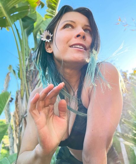 Kora Raw sexy model pic