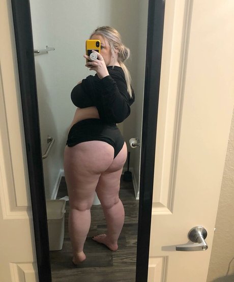 Bailey Bee erotic model pic