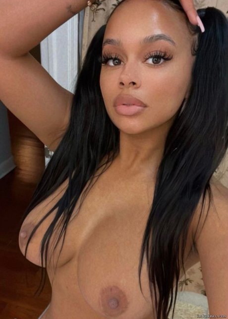 Winny Munhoz model art pic