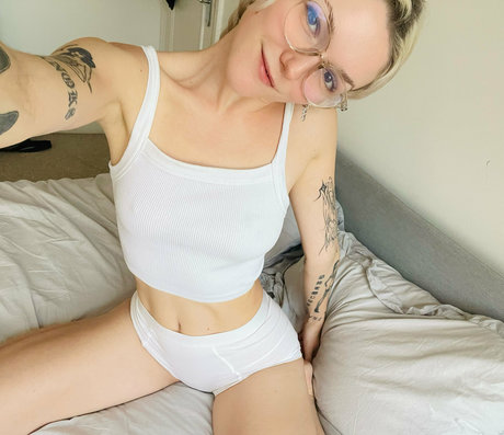 innocent isabel pornstar top photo