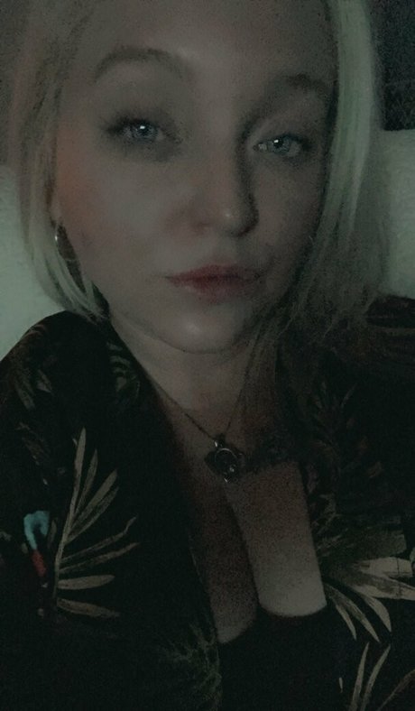 mommithiccc star naked photo