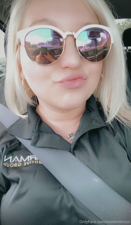 mommithiccc adult model pics