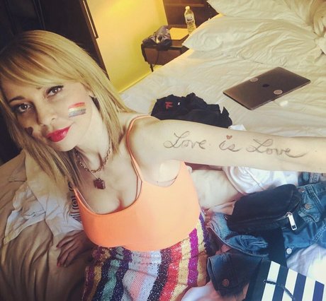 Tara Strong hd actress galleries