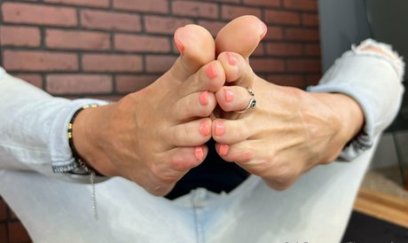 flirtypawsfree model sexy photo