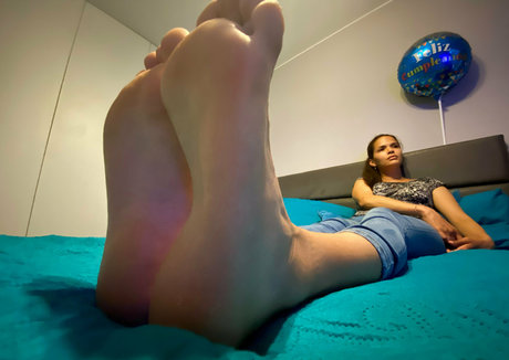 queenaleskafeet star beautiful img