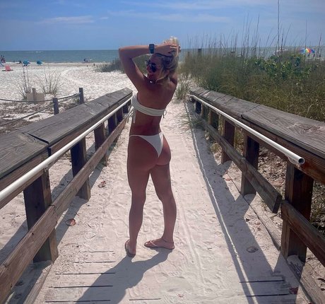 Mazryann erotic model pic