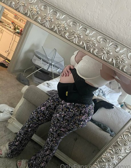 vallyxoxo model top pic