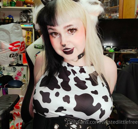 twistedlittlefree nude model image