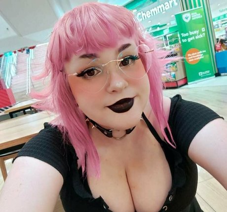 twistedlittlefree nudes model pic