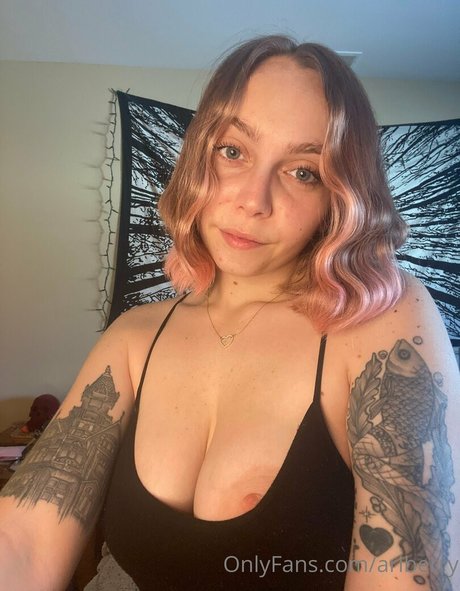 ariberry model top photo