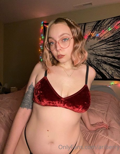 ariberry naked model pics