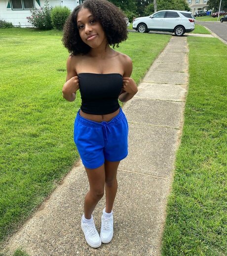 Elyse Rey sexy pornstar img