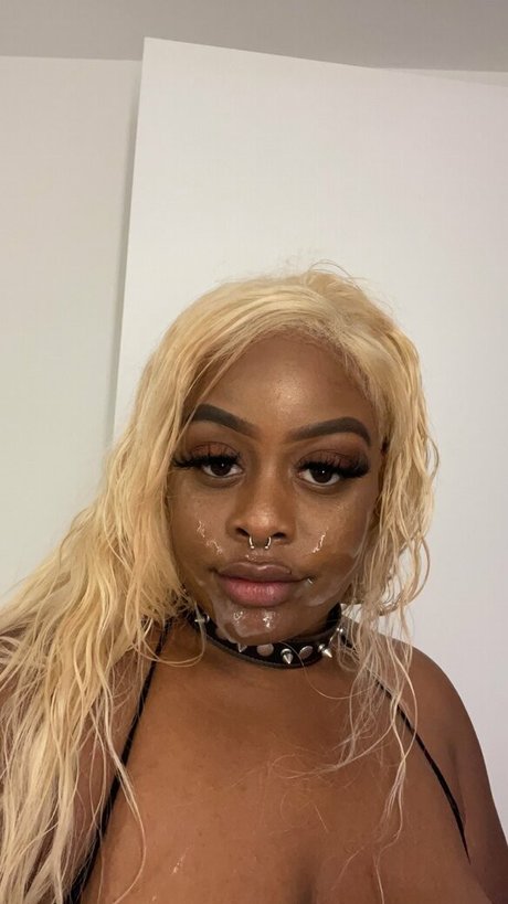 itsjuicytee model top img