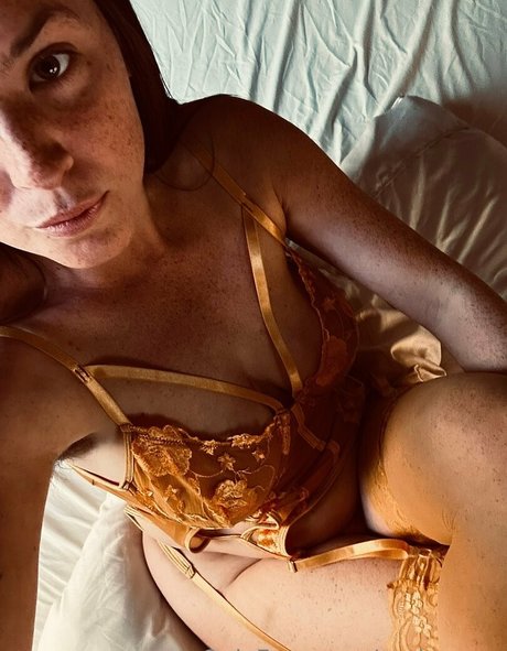 araisyours adult model picture