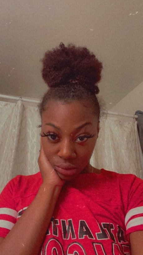 miss goldencakes00 model erotic image