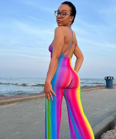 Caileneasely art model images