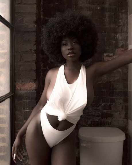 Yanjusofine star naked photos