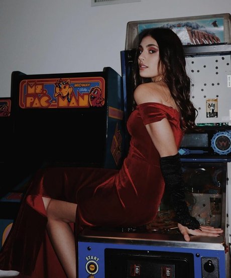 Yasmeen Fletcher model beautiful photos