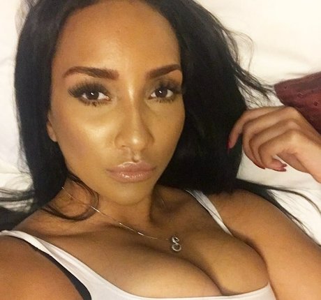 ShayLiving hot star img