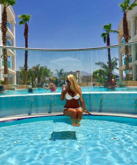 Nicolle A pretty model image