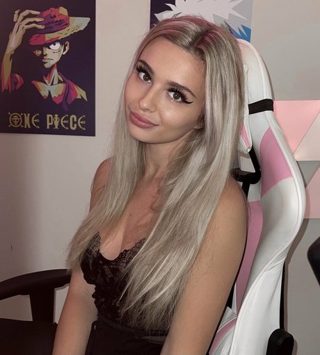 Martina Eliza model naked photo