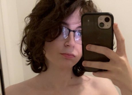 Bellafwee naked star image