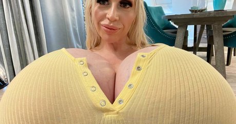 beshinedotcom nudes star image