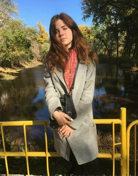 helo kitty model exclusive pic