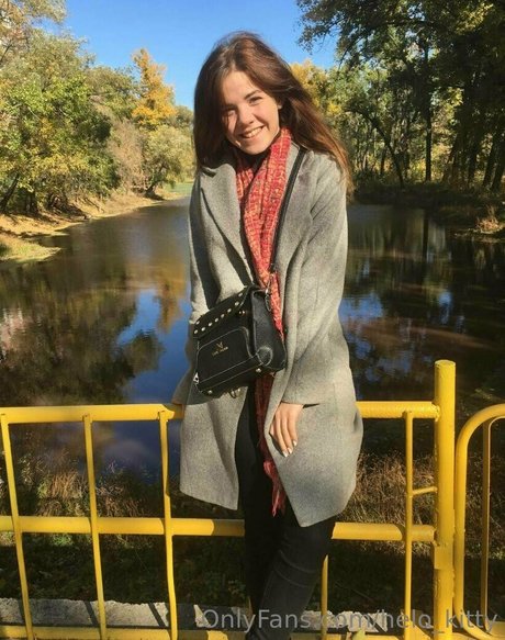 helo kitty pretty actress pics