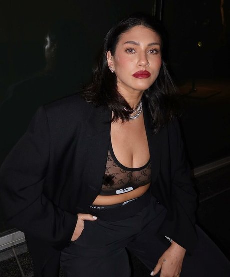 La Tecia Thomas model top images