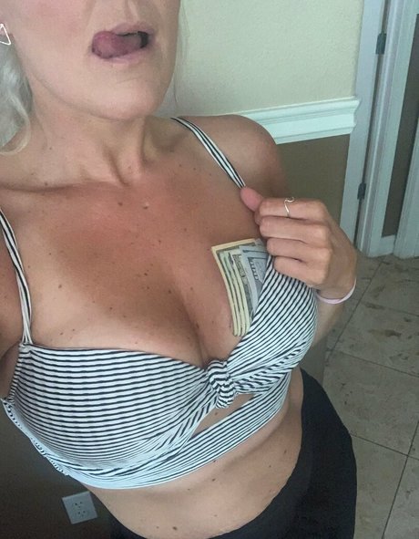 Lish 99 model erotic photo