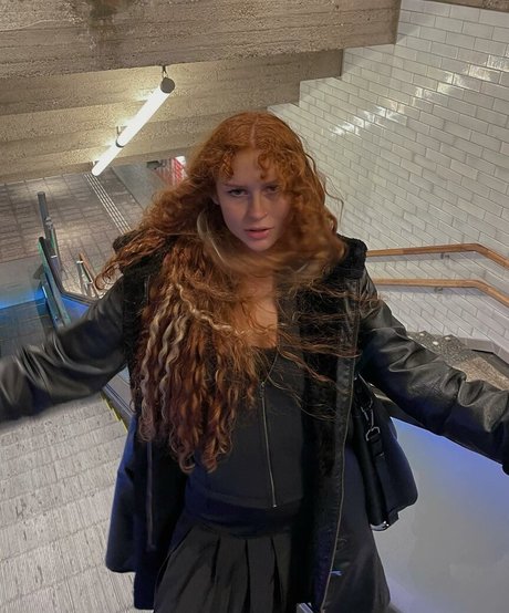 Nika Parker adult model img