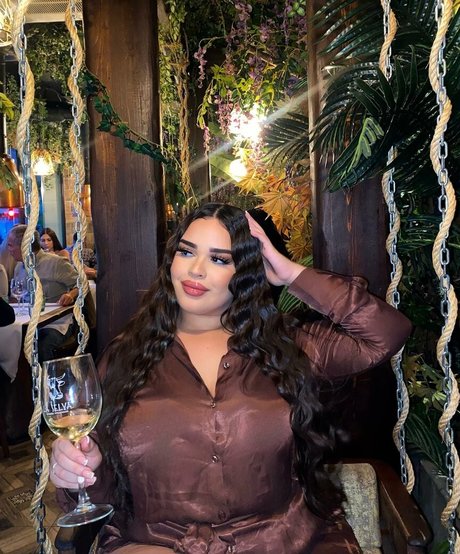 Curvyexoticaa adult model image