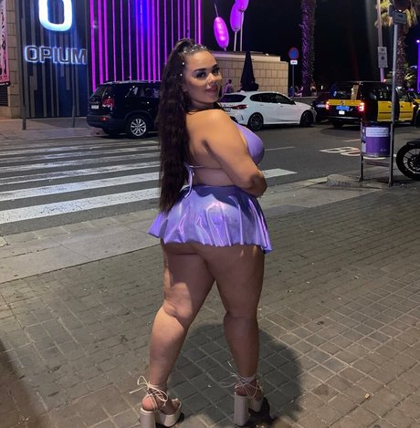 Curvyexoticaa xxx model pic