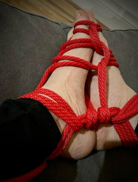 aussiebondagegirl model art gallery